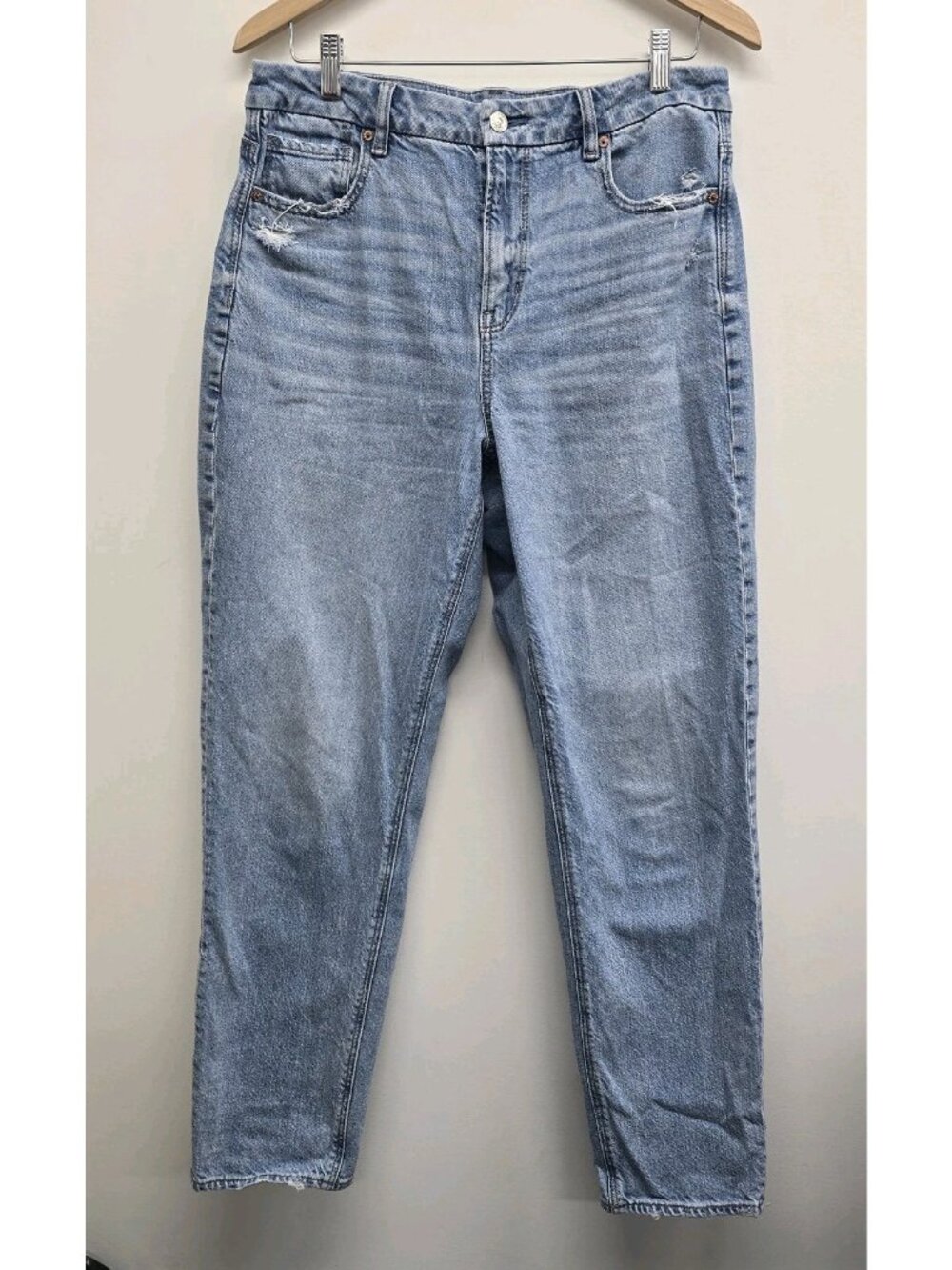 American Eagle High Rise Curvy Mom Jeans Sz 12 Long Light Wash Light Distressing